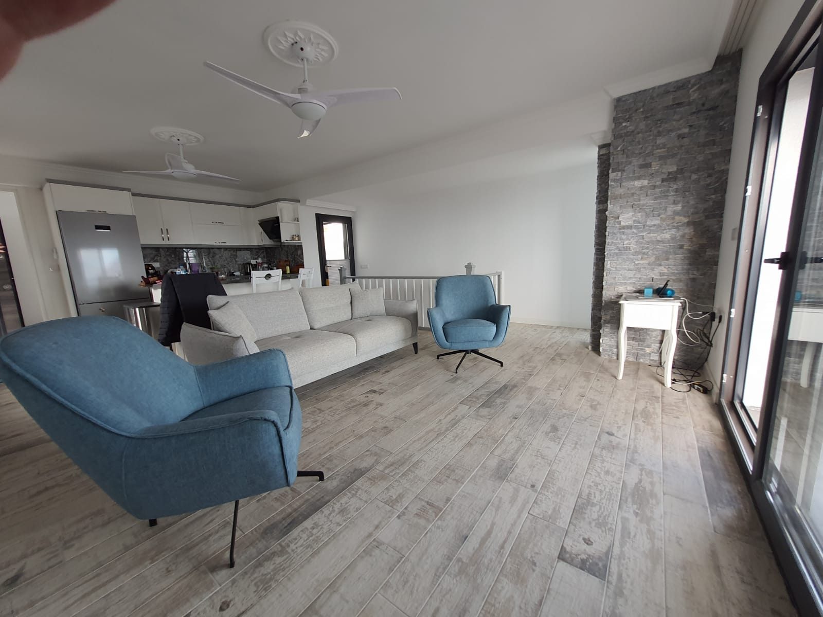 Upper floor open-plan salon and kitchen 38.5m²