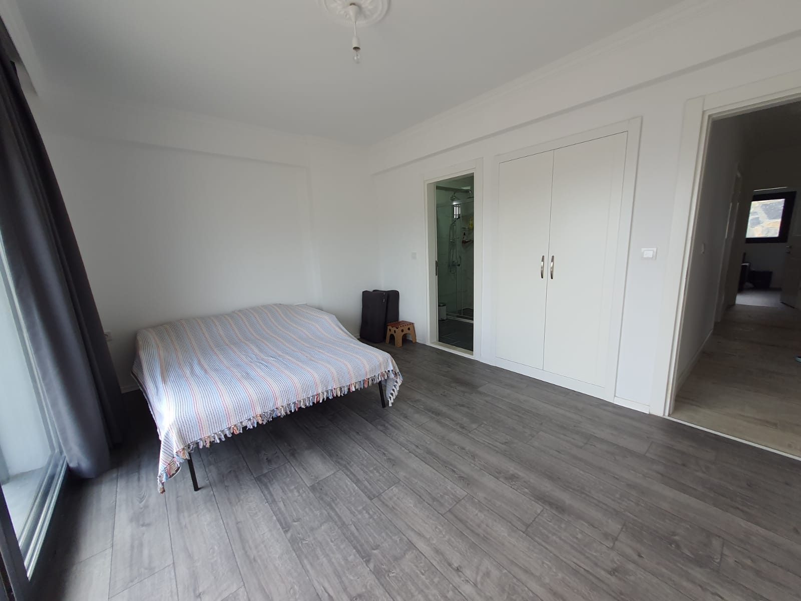 Master bedroom with ensuite bathroom 15.25m²