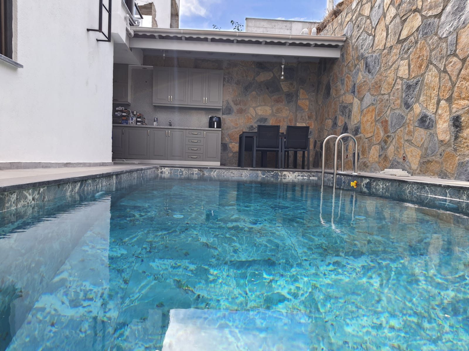 Poolside outdoor kitchen at Villa Huzur