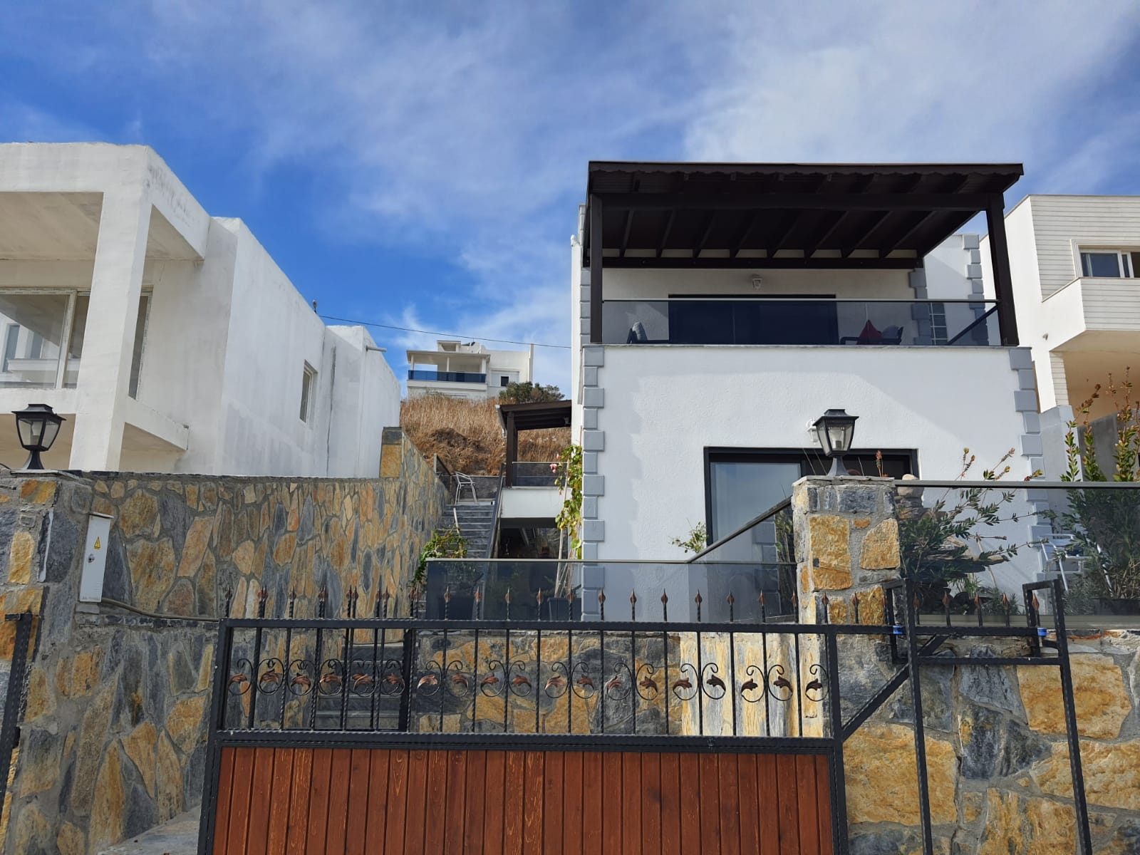Villa Huzur exterior with electric gated entrance – Akyarlar Bodrum